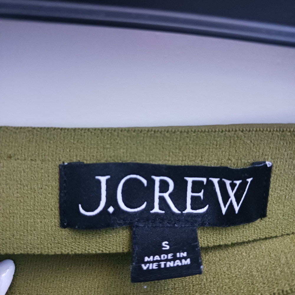Elegant Olive Green Pleated Skirt - Picture 3 of 6
